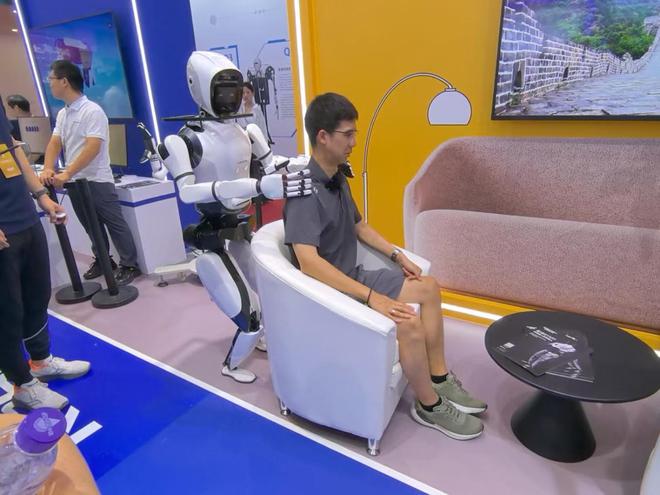 必一智能運動科技：實探2024世界機器人大會：人形機器人各顯身手(圖2)