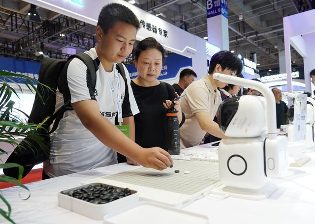 新華全媒+｜2024世界機器人大會在京開幕(2)(圖1)